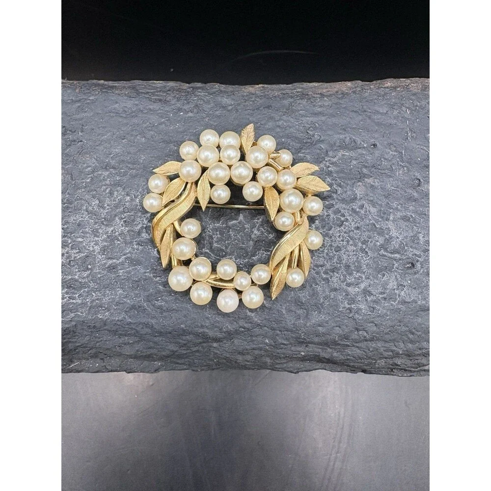 VTG Crown Trifari Faux Pearl Berry Cluster Leaf Branch Wreath Gold Tone Brooch